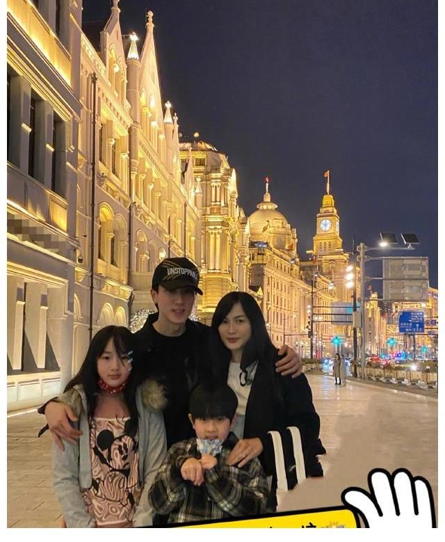 中国人的钱好挣？Amber参加央视网络春晚，吴尊让儿女在中国读书