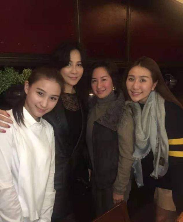 九分裤 何超琼走红毯穿得好保守,一身正装像是领导视察,富态气质真绝了