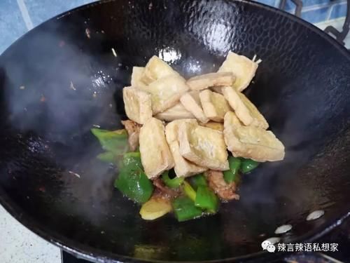 炒个盐卤豆腐，我吃豆腐你吃肉，清清肠胃过大年