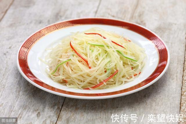 炒土豆丝|炒土豆丝时,只用清水浸泡就错了!多加这一步,出锅后酸脆又可口