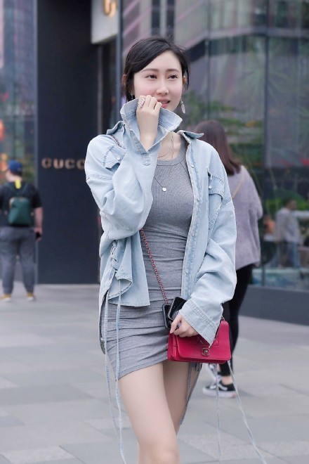 简单|为了追求“简单美”, 时尚女生这样搭配连衣裙, 利落又好看