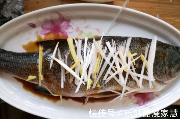 只爱这种做法清蒸鲈鱼，又快又简单，鱼肉鲜嫩细腻，好吃没有腥味