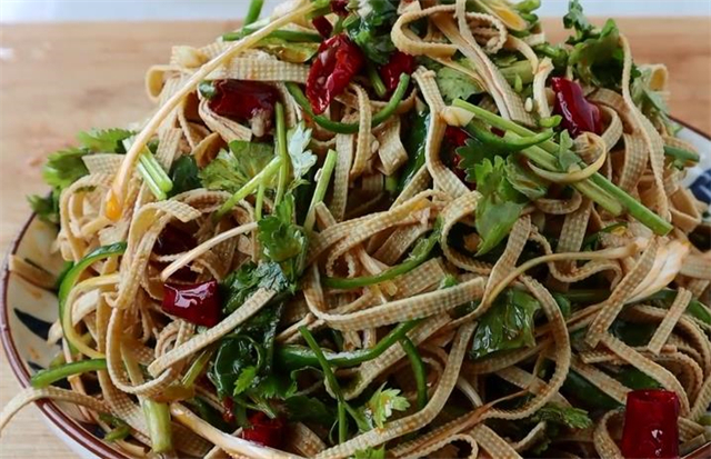 凉拌豆腐皮,很多人不会调料汁,教你一招,味道和饭店一样好吃