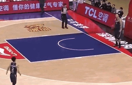 失误|易建联暴怒砸球,裁判为何不给技术犯规?细节透露地位不一般