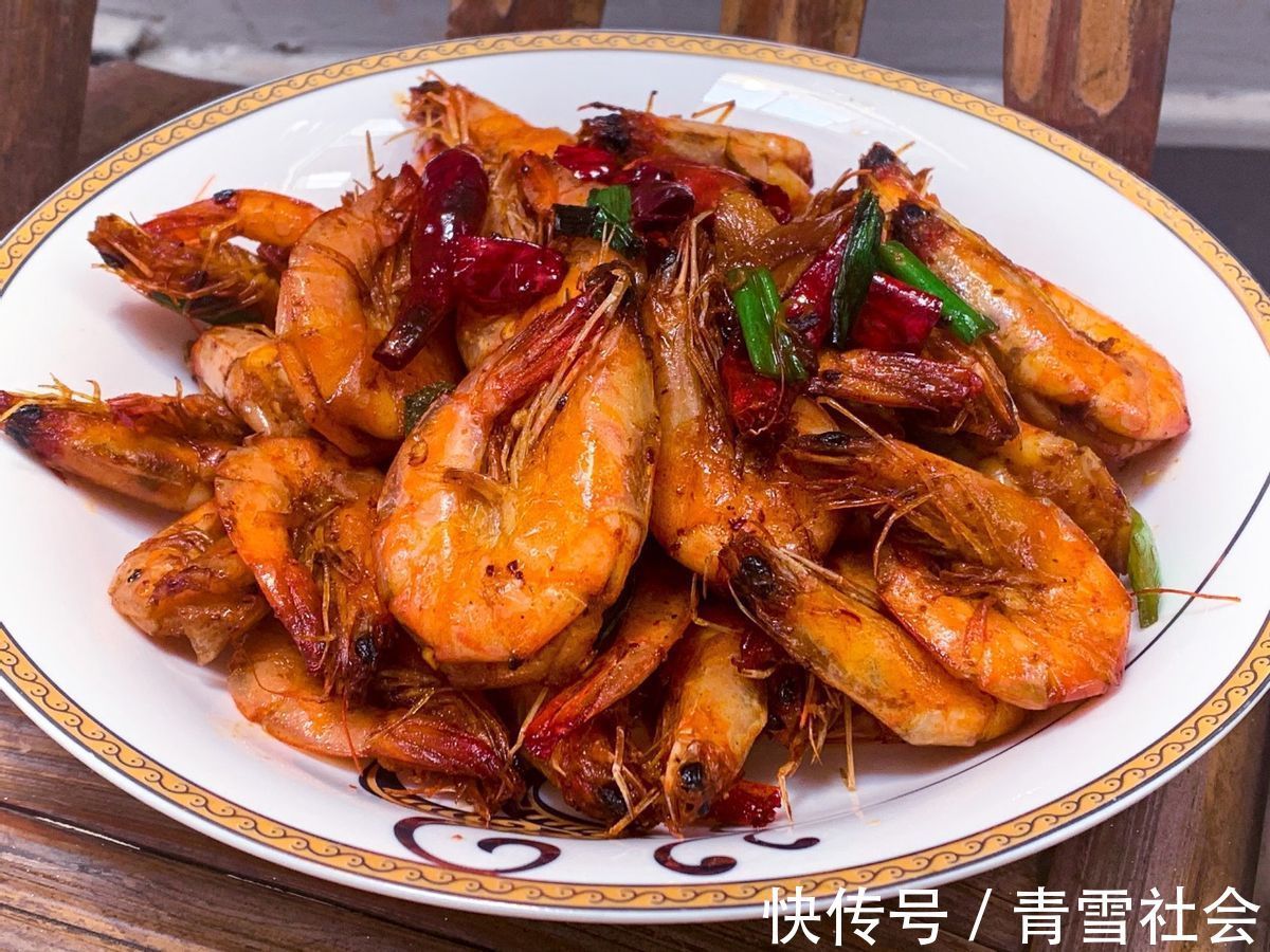 好吃|虾的营养丰富，搭配辣椒爆炒，好吃到舔手指