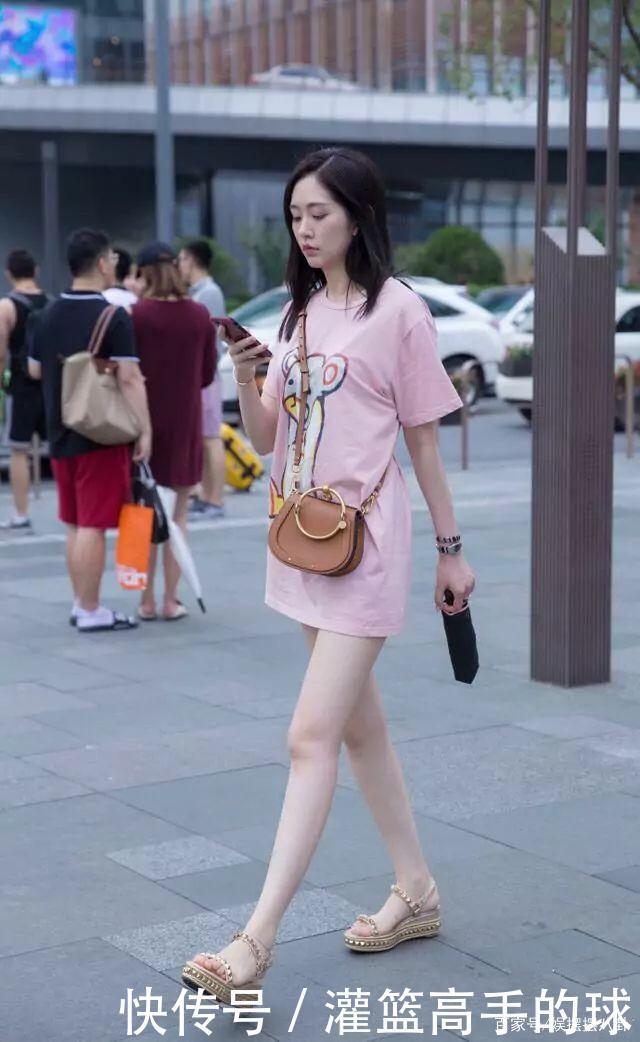 泪水|街拍美女曾试着忘记,却发现凝结泪水的双眸,竟成了思念的窗口