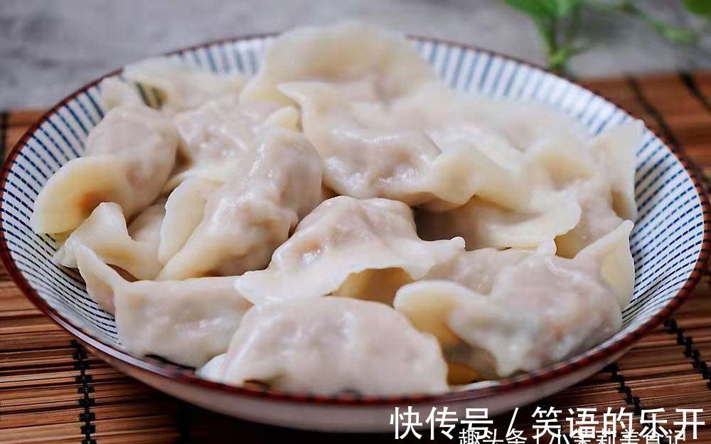 调羊肉馅很简单,牢记“2放2不放1窍门”,饺子鲜嫩无膻味,真香