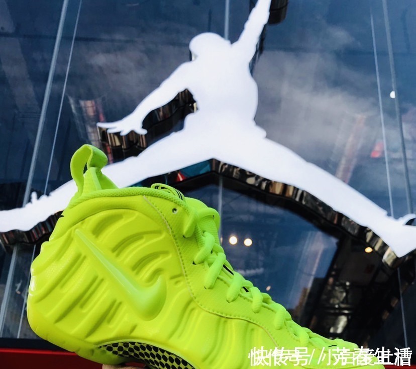 篮球鞋|尼克杨上脚的大绿色喷泡篮球鞋,没有什么比这再夺目的!