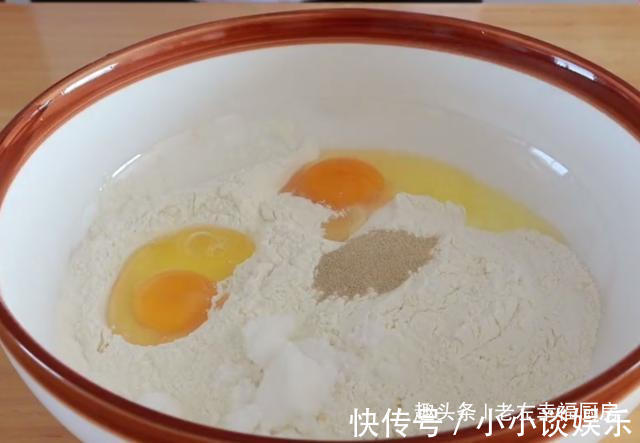 两颗鸡蛋一碗面，给儿子做了一个小零食，暄软香甜，超级好吃