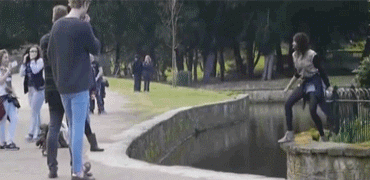 |搞笑GIF:本来想给女友一个惊喜 没想到中间出了点意外