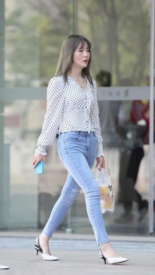 路人街拍，美女清爽的白色背心搭配蓝色休闲裤，时髦又减龄