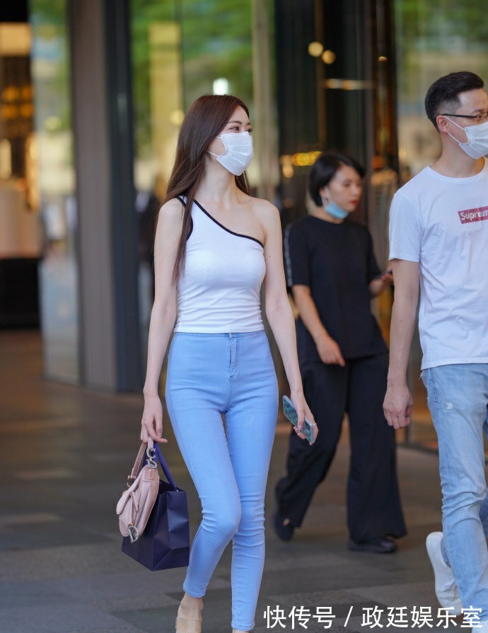 造型|穿铅笔裤美不美？搭配“露肩衣”试试，造型会告诉你答案！