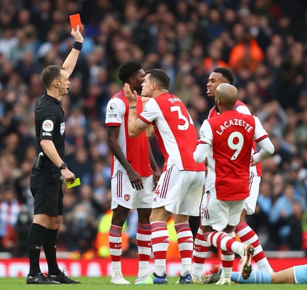 曼城隊|曼城2-1！絕殺功臣脫衣慶祝，保安大哥冷冷瞪著他，眼神像一把劍