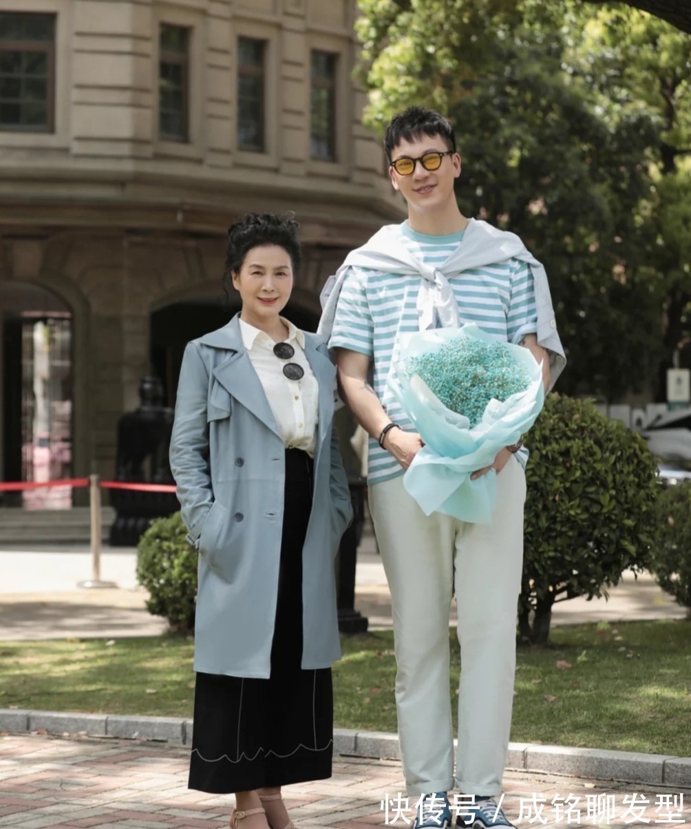 老少皆宜|60岁女人穿衣要避开“大妈感”,学学这位阿姨的穿搭,优雅又大气