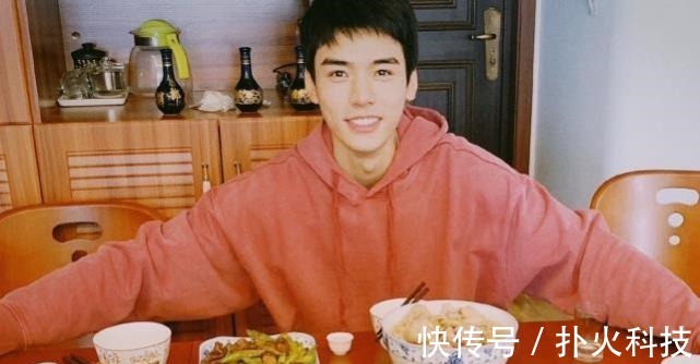 龚俊做菜状况百出,油四处飞溅手差点烫伤,处理方式令人心疼