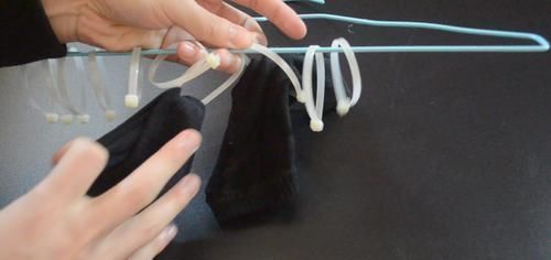 衣架上绑几根扎带, 放阳台上太实用了, 解决了困扰大家的一个难题