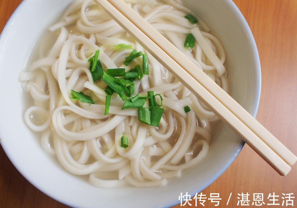 炝锅面|煮面条时,记得提前“放2味”,面条爽滑不坨,又香又好吃