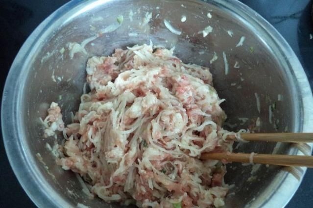 水嫩嫩的“它”原来也可以包饺子，又脆又多汁，关键才8毛一斤