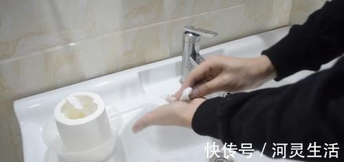 塑料打包盒不要扔, 放在卫生间里有大用处, 能帮家里省下不少钱