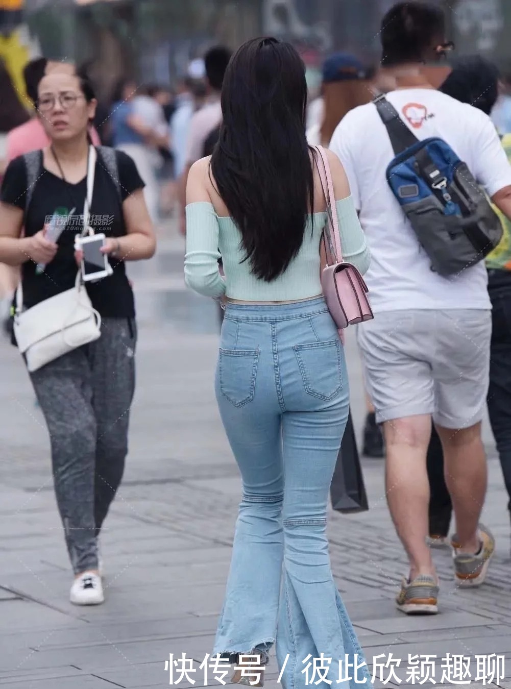 大长腿|精致穿搭，薄荷绿一字肩T恤+喇叭牛仔裤，清凉时髦又不失女人味