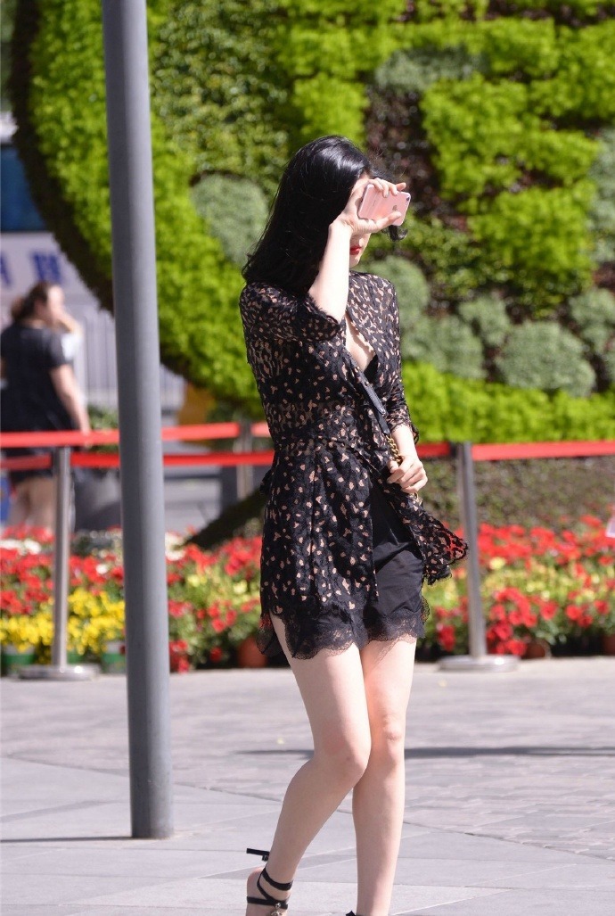 利用“黑胶布”去当鞋带,还挂两个“铃铛”,走路“噪音”太大