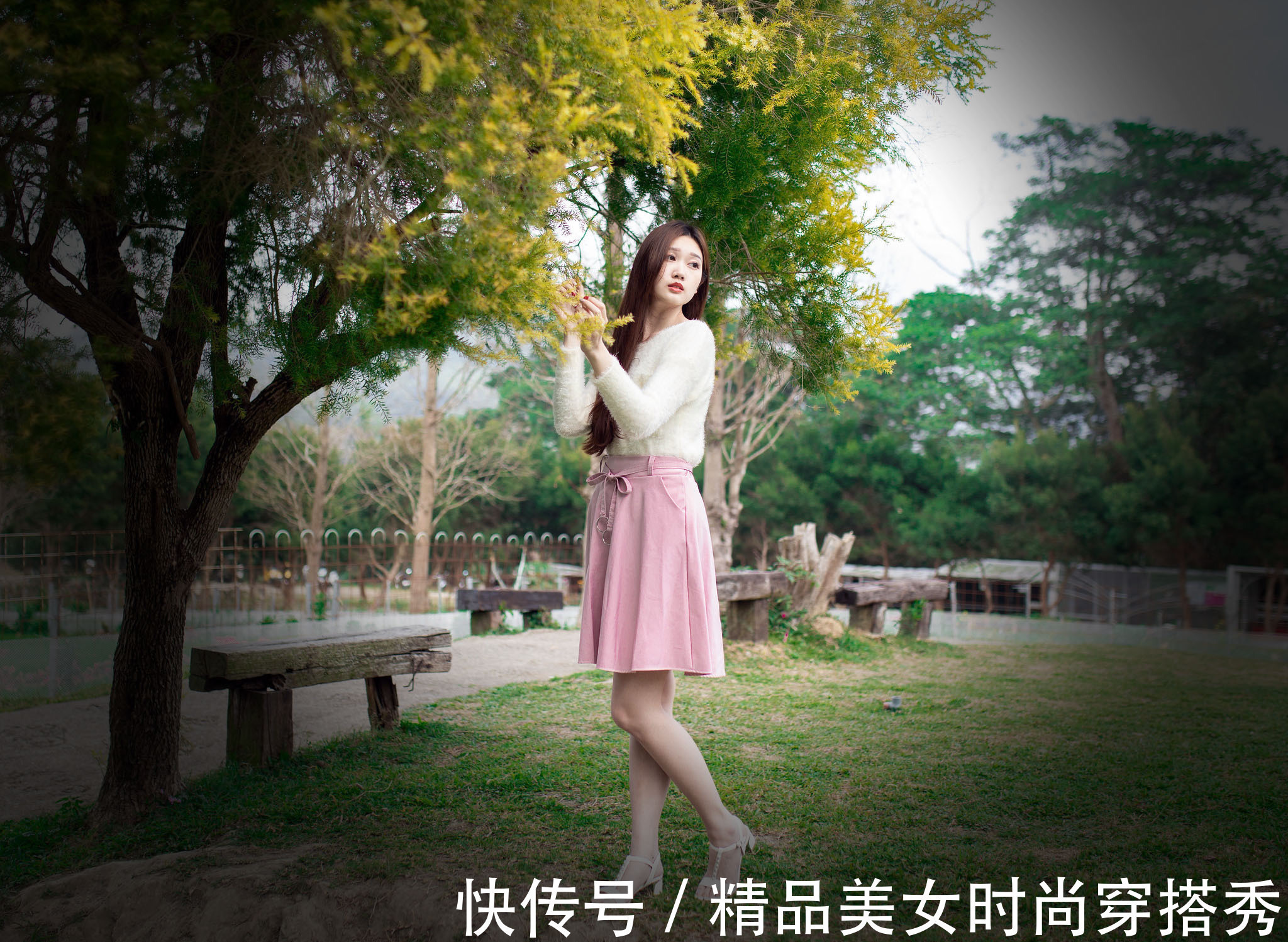 穿搭 甜美减龄的穿搭:粉色半身裙+白色小凉鞋,温柔甜美