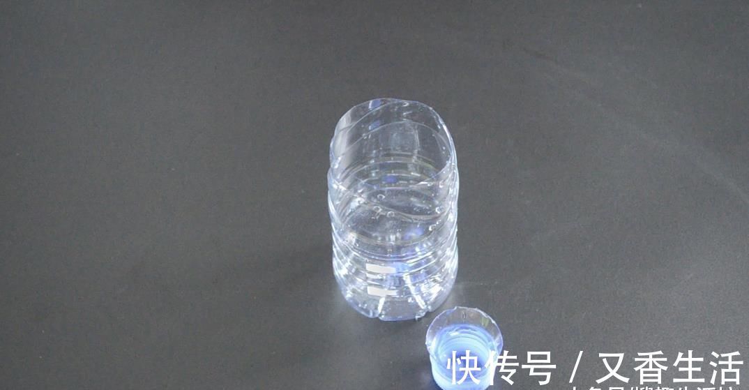 垃圾桶上粘一个塑料瓶, 一年还能帮家里省不少钱, 可惜知道的人不多