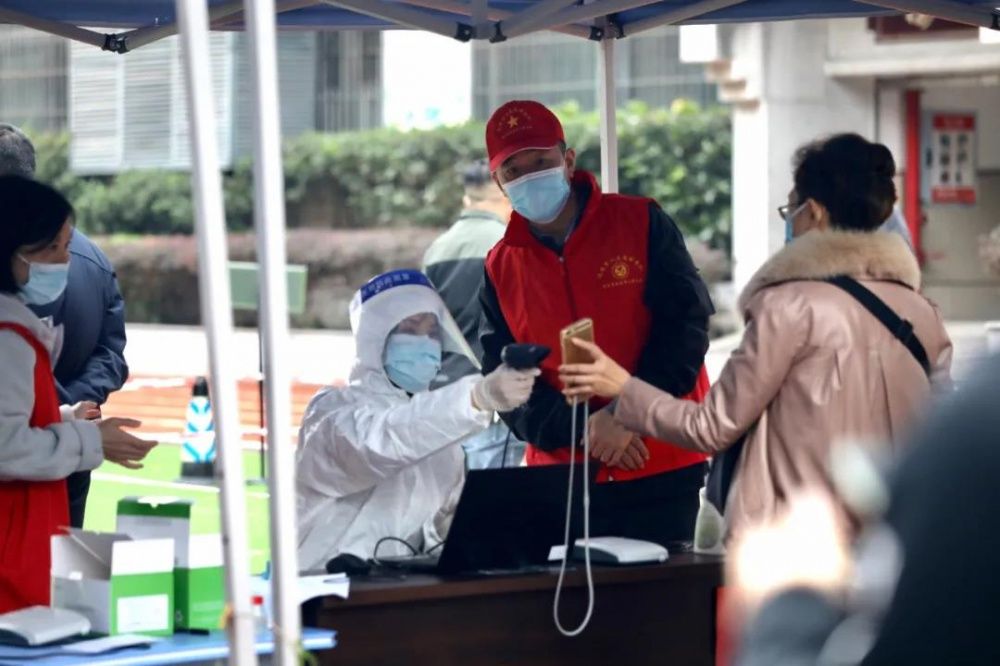 检测|重庆渝北核酸检测点上的一抹“志愿红”
