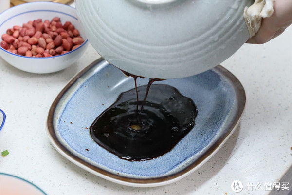 梅菜扣肉端上桌，这做法软烂浓香，入口即化