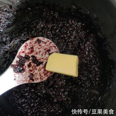 牛奶面包|早上不知道吃什么,一碗黑米牛奶面包全搞定