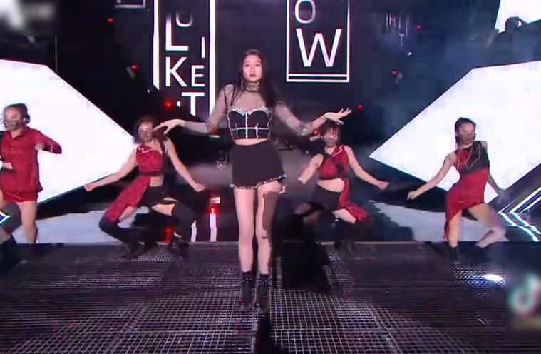 关晓彤演唱会唱跳实力惊艳，大长腿太吸睛，“腰精”实锤了