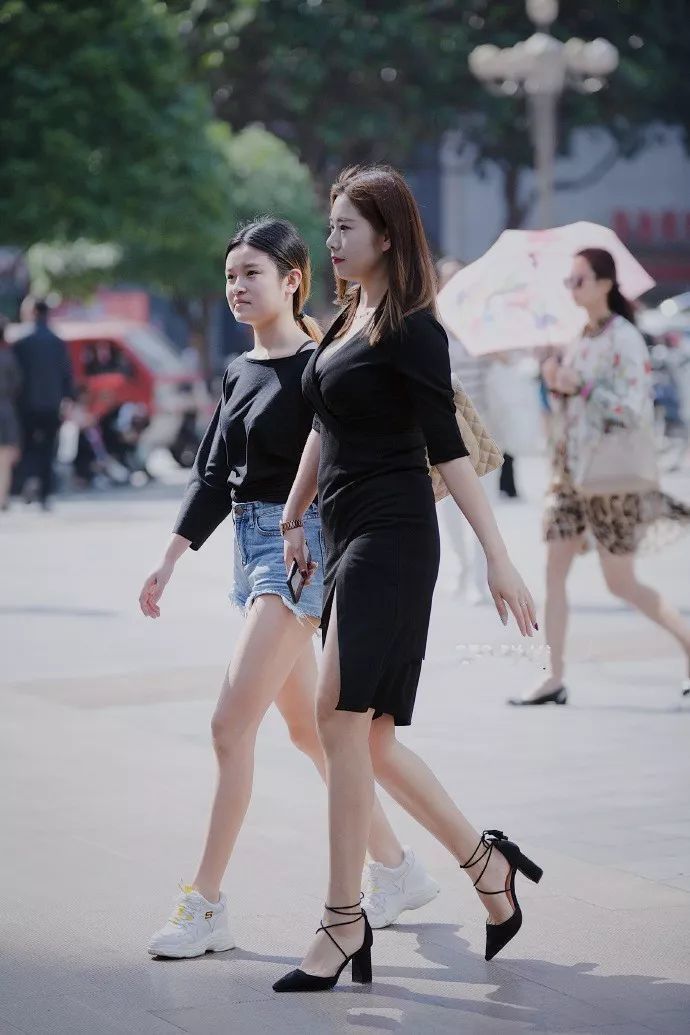 女王|美女街拍气质小姐姐不规则领口蓝色连衣裙搭配黑色丝袜，尽显女王