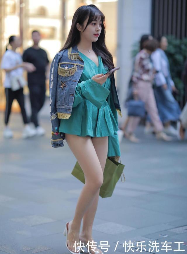 街头|街头美女的另类穿搭,连衣裙+短裤,玩起下衣消失的魅力