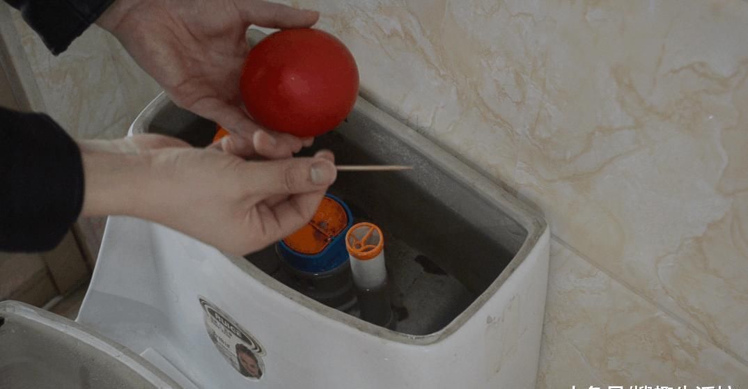 把气球放在马桶里面, 能解决家家户户都困扰的难题, 简直太实用了