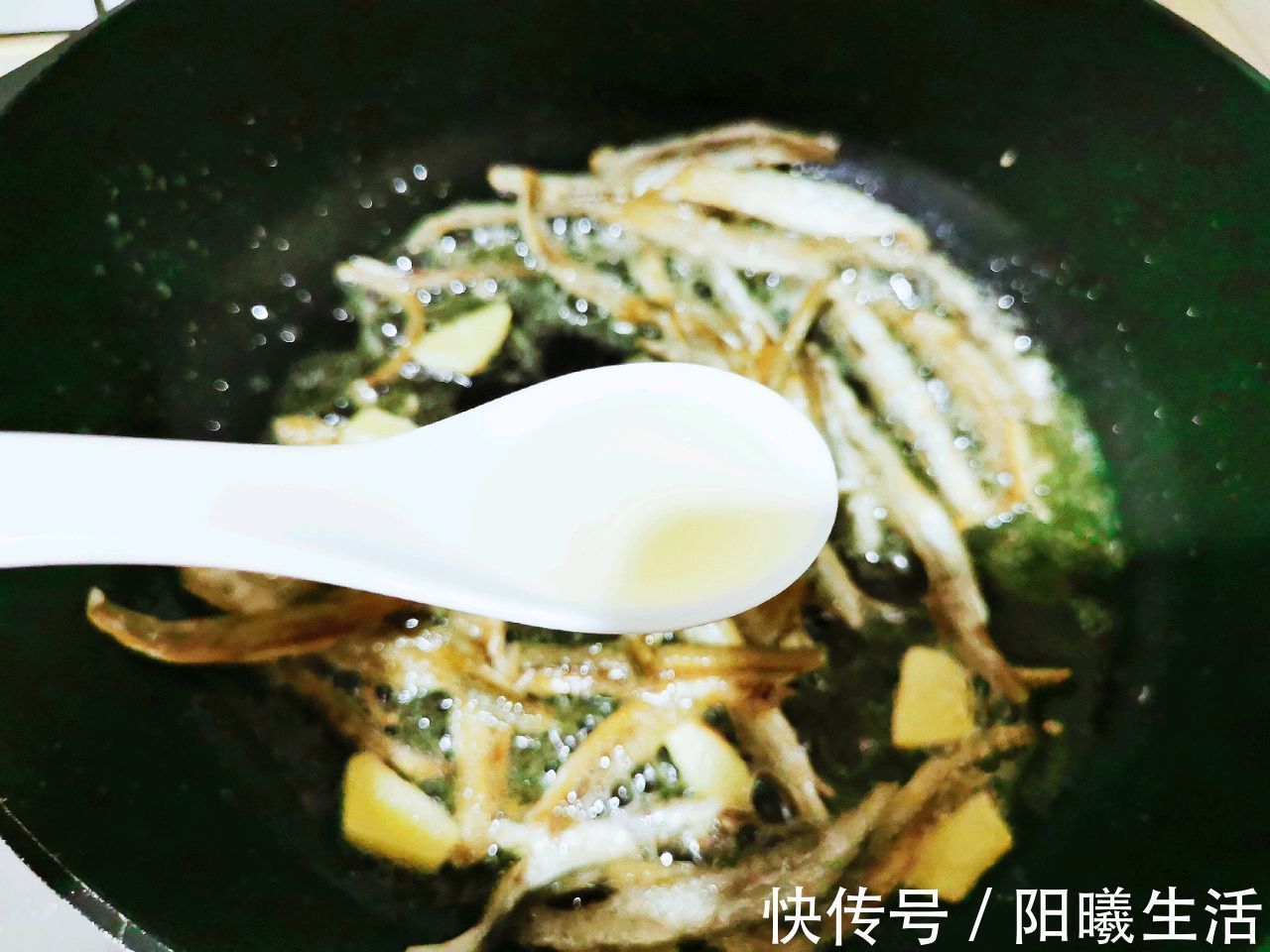 炒制|韭菜苔炒小鱼干,美味可口,营养健康