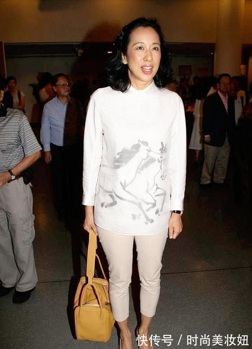 气场|朱玲玲“63岁”又怎样?穿旗袍气质高贵典雅,输了年龄赢了气场