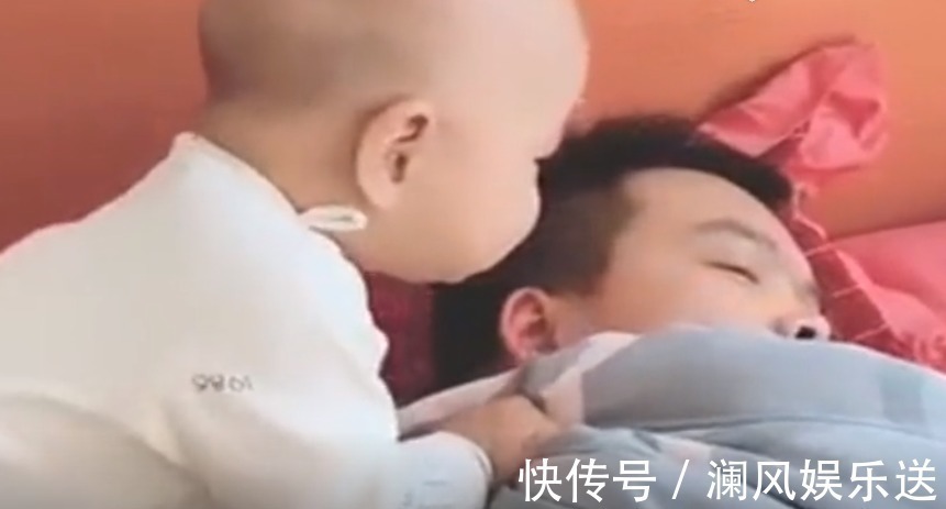 很无奈|爸爸正在睡觉,接下来穿尿不湿的人过来了,爸爸很无奈!