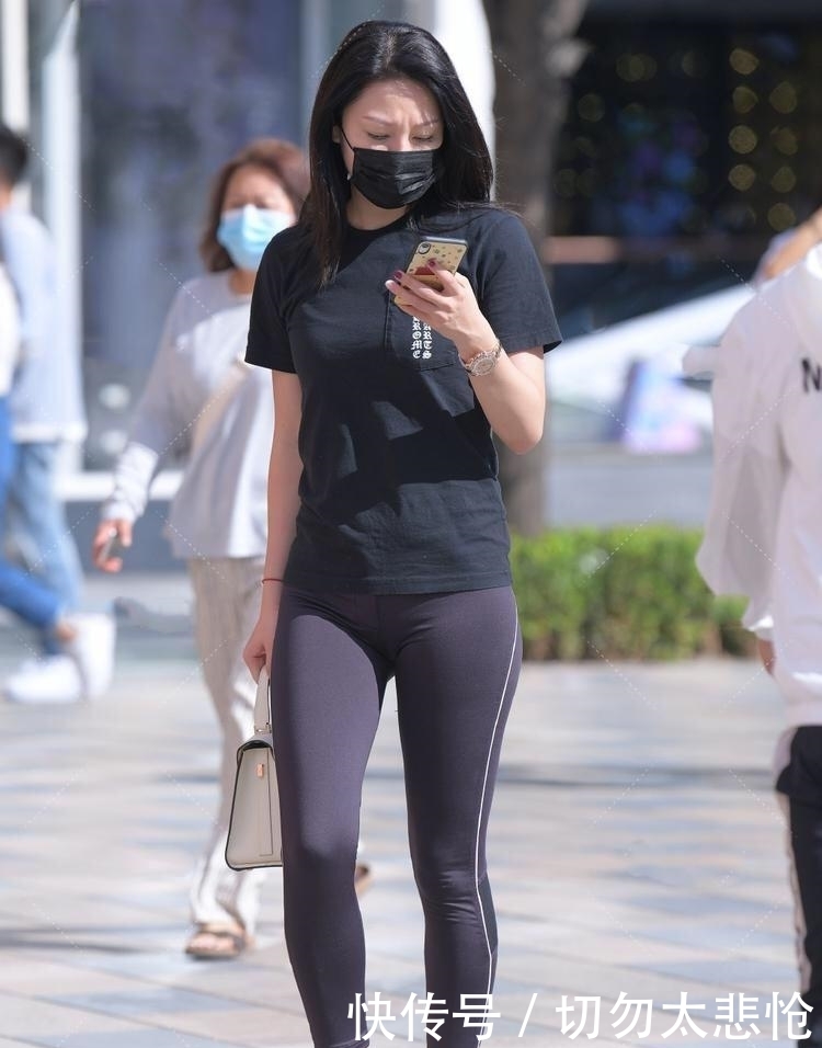 女孩子|女孩子这样穿搭,身材苗条纤细,穿出女人好气质