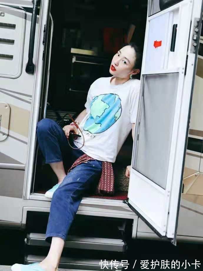 t恤|白百合示范洋气穿搭！彩虹衫+休闲裤配着这样穿，时髦减龄又舒适