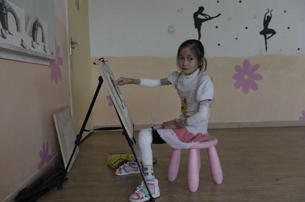 定格|爱画画的“蝴蝶女孩”定格在18岁