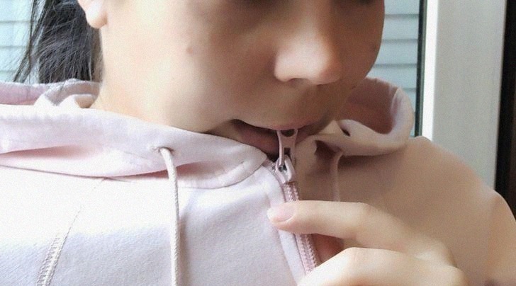 童年|16个你以前“一定做过”的蠢事,硬把磁铁吸起来就是童年