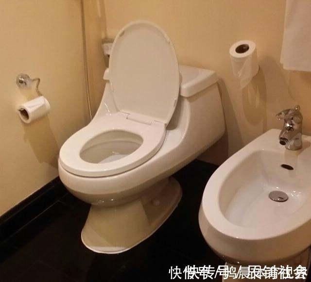 水槽处、马桶边老是发黑长霉？教你这样做，方法简单洁净如新