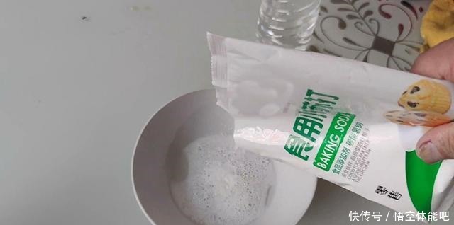 冰箱脏了别用清水擦，教你1个诀窍，污渍细菌3分钟都去除！