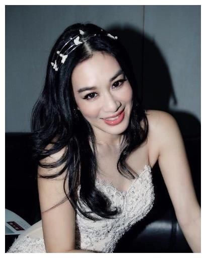 钟丽缇挑战“蜘蛛腿”太厉害，腰部赘肉瞩目，但心态年轻热爱生活