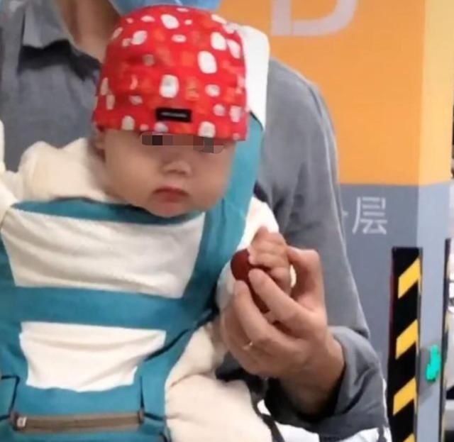 回去|带宝宝逛超市,宝宝“顺手牵羊”引网友热议,到底要不要还回去