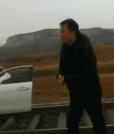 |搞笑GIF段子:不是说女追男隔层纸吗?这也太好追了吧,哈哈哈哈