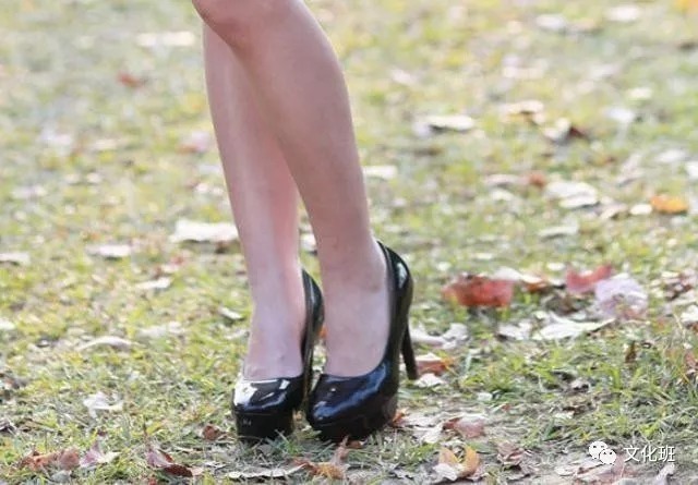 感觉|尖头细跟的设计,展现女性的小脚,带来奢华高贵的感觉