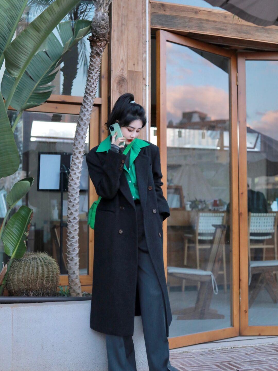 衬衫 一件简单的黑色大衣怎样穿出高级感?颜色搭配一定要选好,内搭绿色衬衫更时尚!