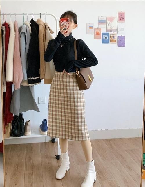 秋天的半身裙千万不要收起来!试试搭配毛衣和卫衣,时髦又高级