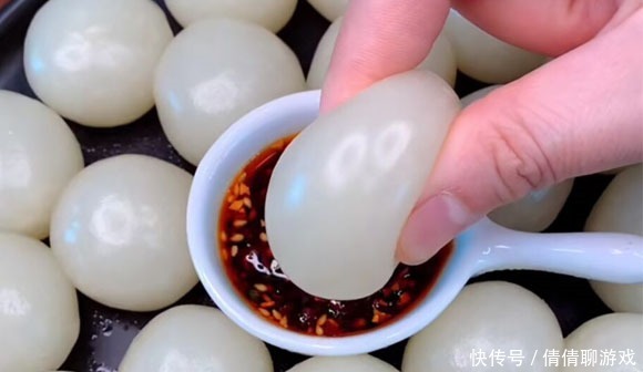 年后我家常做这个吃,不煎不炒,上锅一蒸,配蘸料吃,香